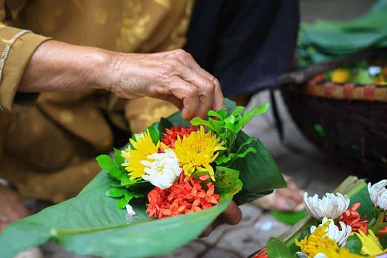 những loại hoa nên đặt bàn thờ